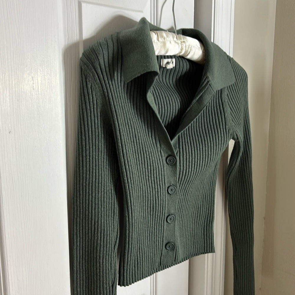 NEW WITHOUT TAGS!!!! Cropped Women’s Aeries long sleeve green XS